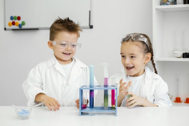 孩子幼儿科学家做实验很开心教育知识青年