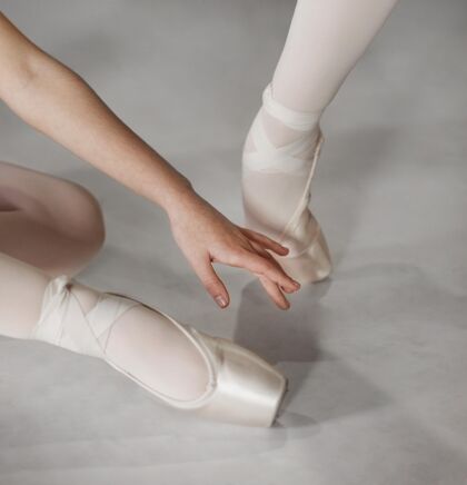 正方形女芭蕾舞演员穿着尖头鞋一起训练专业艺术家尖头鞋