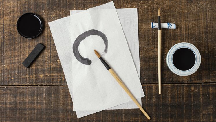 艺术平铺在白纸上的中国墨水笔画毛笔顶视图水墨