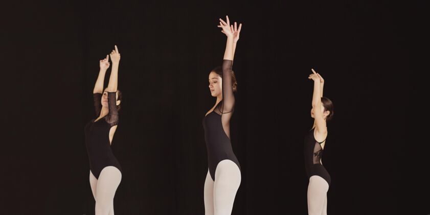 艺术专业芭蕾舞演员一起练习紧身衣的侧视图女子芭蕾舞演员女