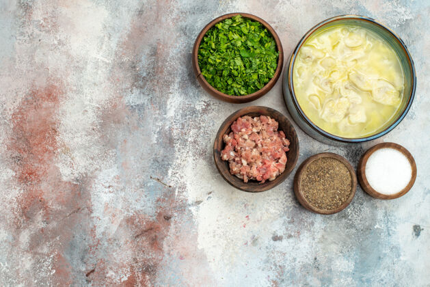 胡椒俯瞰杜什巴拉碗不同香料绿色肉类裸体表面自由的地方香料碗地方