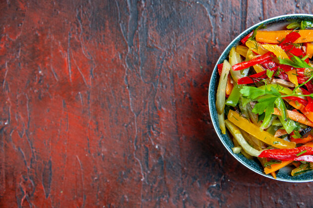 黑顶视图蔬菜沙拉碗在暗红色的桌子上与自由的地方蔬菜沙拉菜肴盘子
