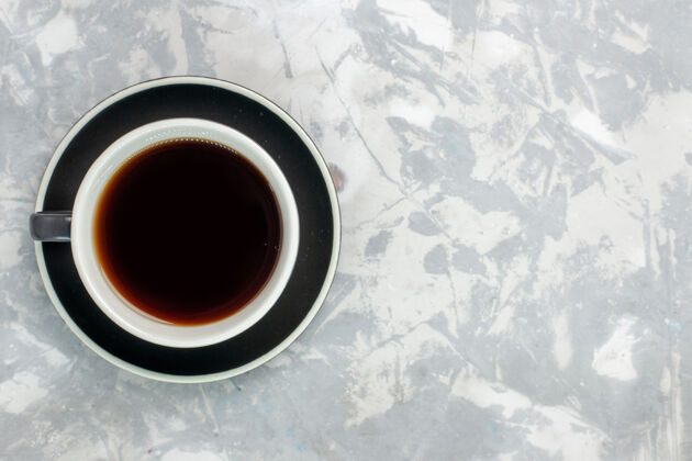 熱的頂視圖茶杯內(nèi)部茶杯和茶盤表面呈淺白色飲料飲料早晨