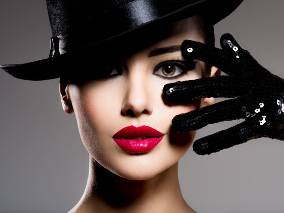 红色唇膏一个戴着黑帽子和红唇手套的女人的画像手套吸引力漂亮