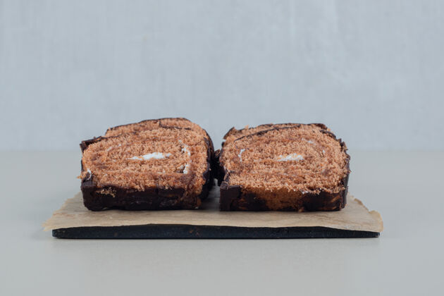 营养把甜巧克力卷放在木板上营养面包房糕点