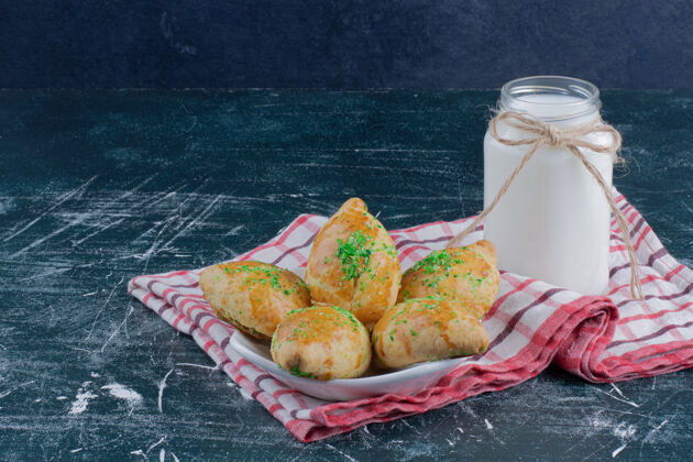 桌布一盘自制饼干和一罐牛奶放在大理石桌上小面包牛奶新鲜
