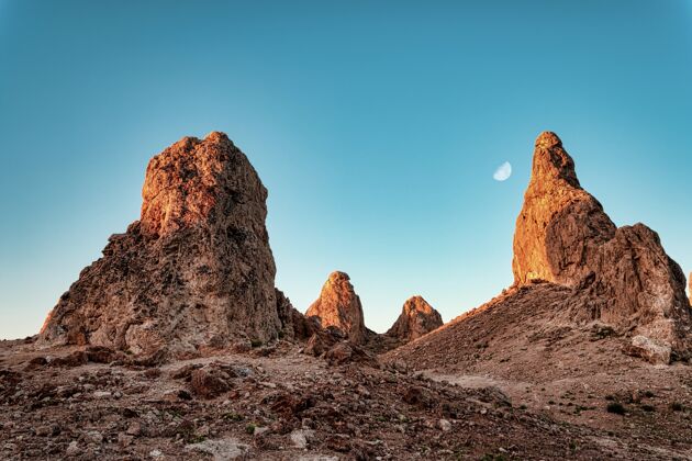 地质美丽的景色在加州的天南星尖峰山脉石灰岩地层