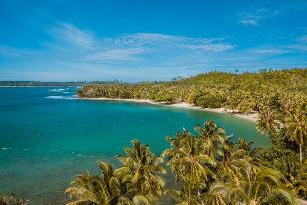 海洋鸟瞰一个美丽的热带海滩与白色沙滩和绿松石碧水在印度尼西亚异国情调海湾户外