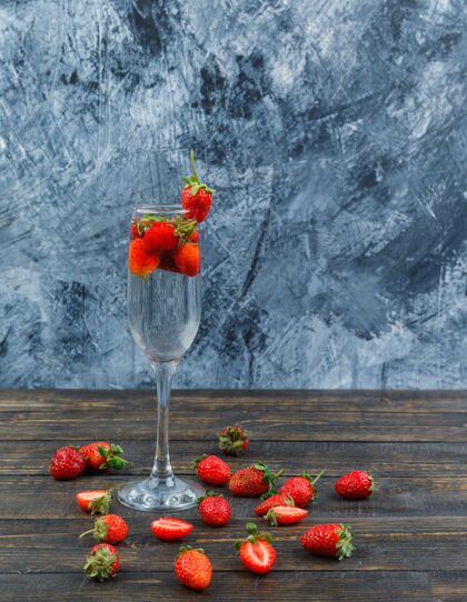 水果草莓在一个水晶玻璃片新鲜生的甜点