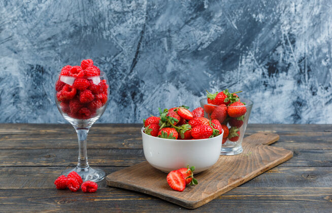 美味草莓和覆盆子放在玻璃容器里食物浆果新鲜