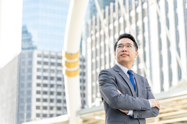 城市肖像亚洲商务人士商务区 高级有远见的行政领导与商业愿景-生活方式的商务人士的概念经理高级商业人士