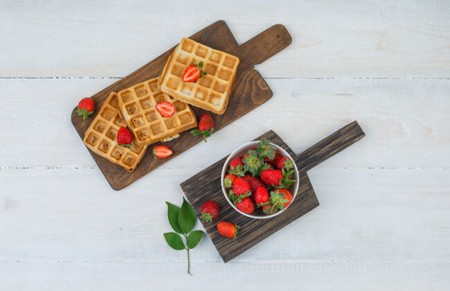草莓美味的早餐 有华夫饼和水果酥脆木板华夫饼