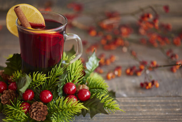 盛宴加香料的圣诞葡萄酒饮用玻璃松树风味