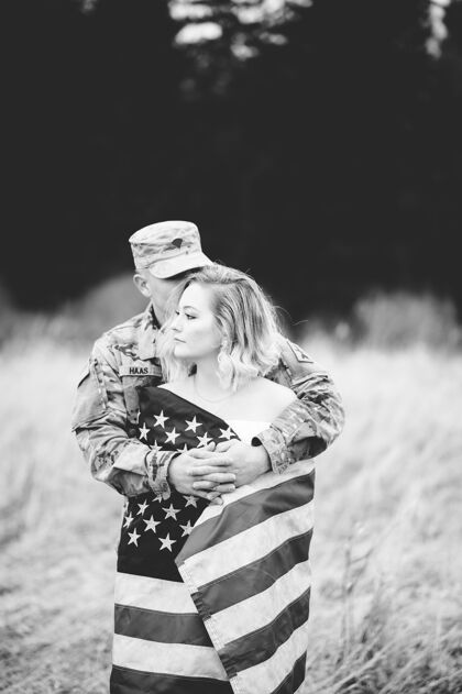 军队一个美国士兵拥抱他妻子的灰度照片保护者男性模糊