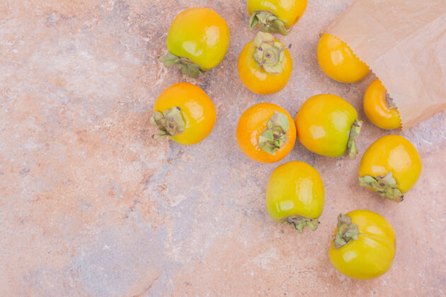 成分黄色的李子和粉红色的枣子分开甜味健康新鲜