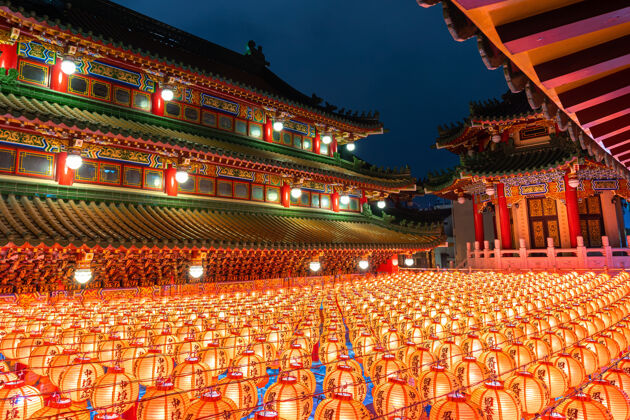新中国新年 传统的中国灯笼在庙里展示 为中国新年节照明宗教灯新年