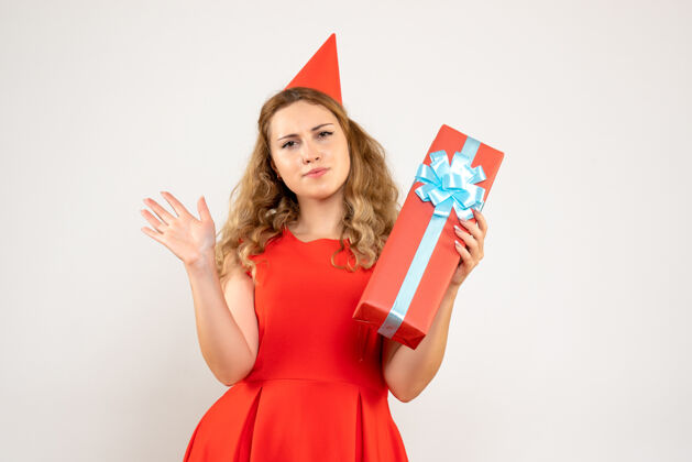 年份正面图身着红色连衣裙的年轻女性用礼物庆祝圣诞节人物幸福颜色