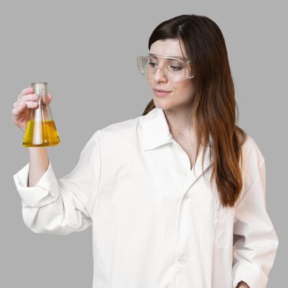 调查女科学家拿着试管戴着安全眼镜眼镜实验研究员