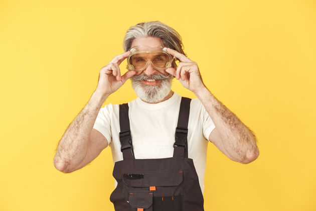 工业的穿工作服的工人带工具的人戴黄色眼镜的高级职员建设者眼镜肖像