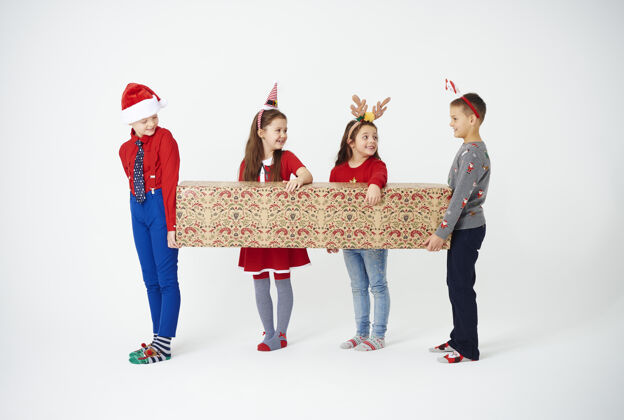 圣诞礼物一群准备拿着大礼物盒的孩子们服装携带人群