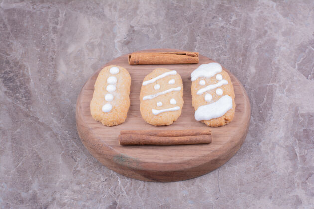厨房姜饼圣诞饼干 肉桂棒放在圆木板上圣洁糕点饼干