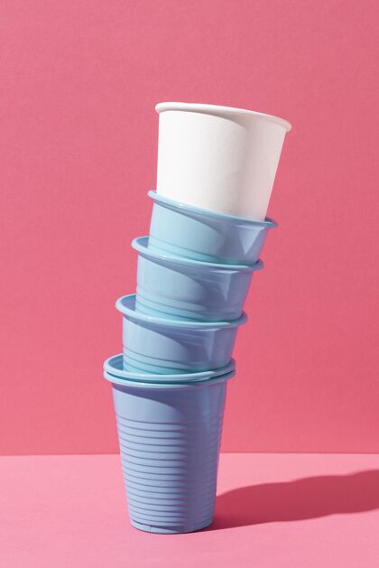 塑料制品一堆蓝色塑料杯和白色纸杯生态塑料杯塑料废物