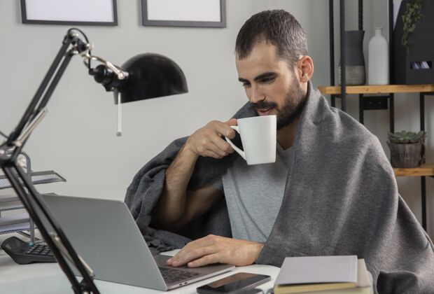 流行病在家工作时喝咖啡的男人男人家庭咖啡