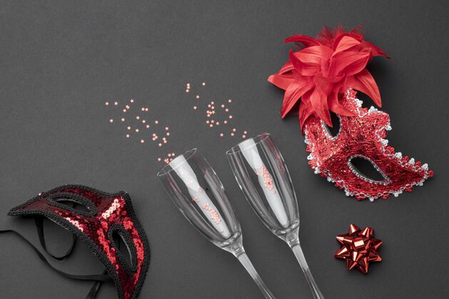 睫毛膏香槟酒杯和带羽毛的狂欢节面具的俯视图庆典娱乐嘉年华