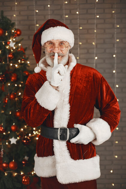 帽子圣诞老人站在圣诞树旁家装室内圣诞节欢快