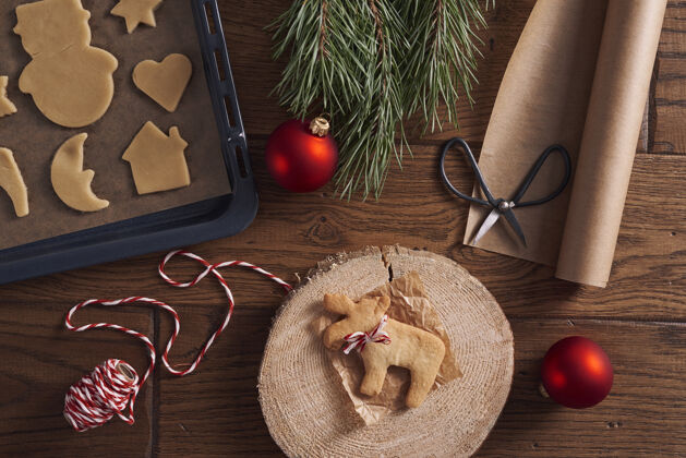 食物烤姜饼是圣诞节的传统圣诞装饰关闭圣诞球
