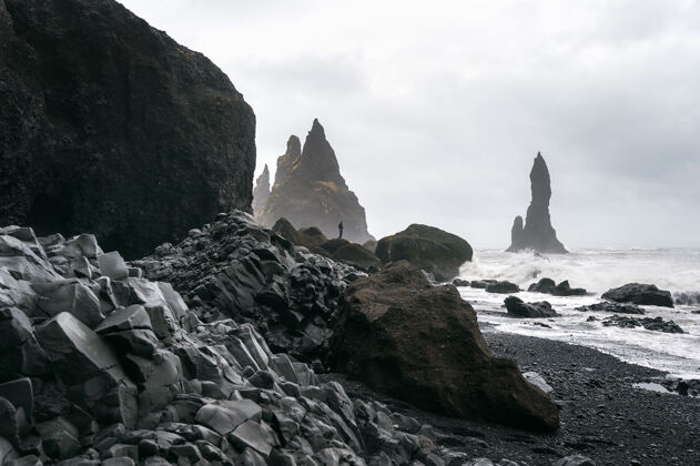 冰岛维克和玄武岩柱 冰岛的黑沙滩天空悬崖海