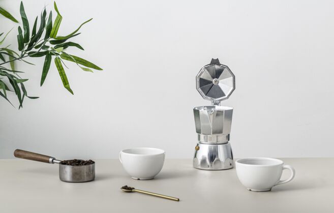 水壶带咖啡杯和水壶的桌子正视图芳香勺子叶子