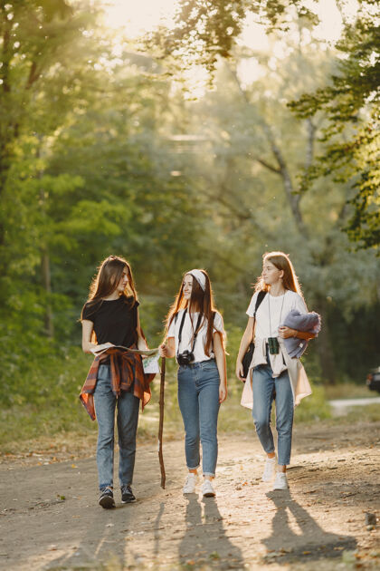 年轻冒险 旅游 远足和人的概念三个女孩在森林里朋友森林探险