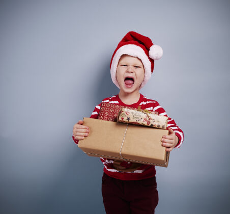 礼物带圣诞礼物的男孩画像圣诞礼物接受盒子