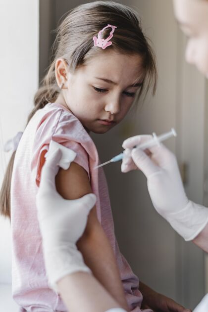 接种医生在给小孩打疫苗注射器免疫预防