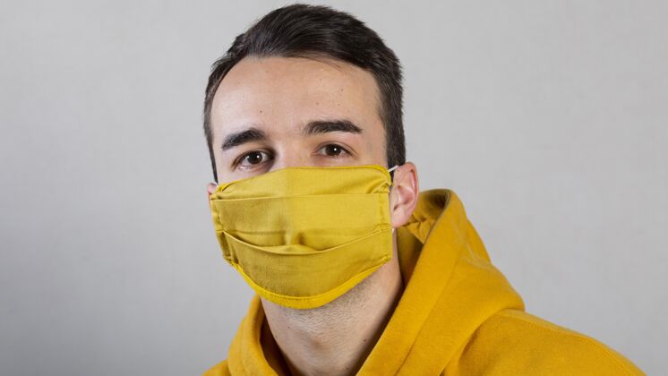 面罩戴着医用口罩的男人的正视图安全水平预防