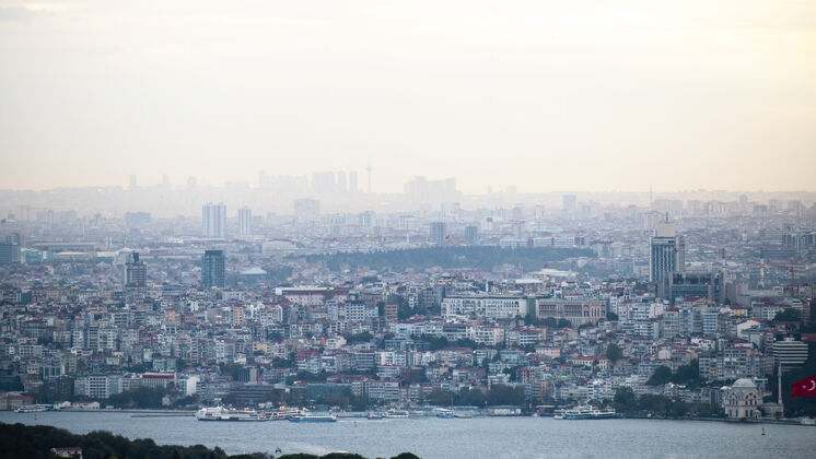 景观多云天气下的伊斯坦布尔景色 多座低矮的建筑物 浓雾弥漫 前景是土耳其的博斯普鲁斯海峡清真寺波浪天空