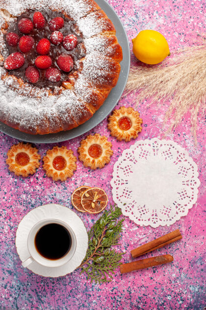 商品俯瞰美味的草莓蛋糕糖粉蛋糕配曲奇饼柠檬和一杯红茶蛋糕甜甜的甜甜曲奇饼馅饼视图咖啡顶部