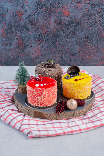 切片各种各样的蛋糕和圣诞装饰品放在深色的木板上蛋糕采购产品圣诞节圣诞饰品