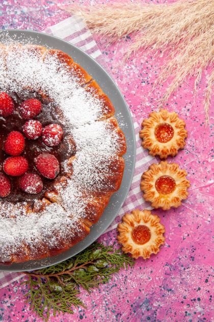 饼干顶视图美味草莓蛋糕糖粉小饼干上粉红色的背景蛋糕甜饼干饼干茶粉末状饼干蔓越莓