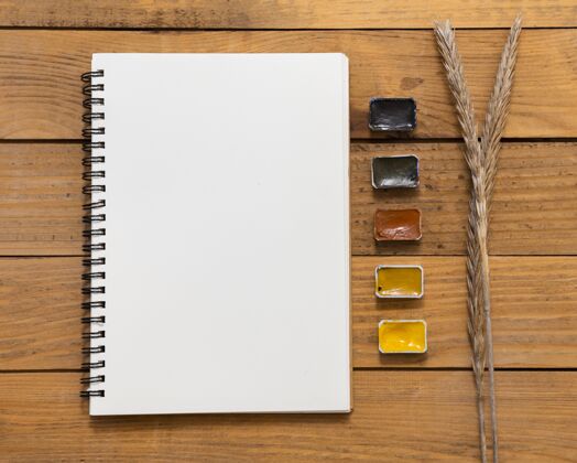 艺术工作室复制空间记事本和颜色平铺画笔艺术彩色
