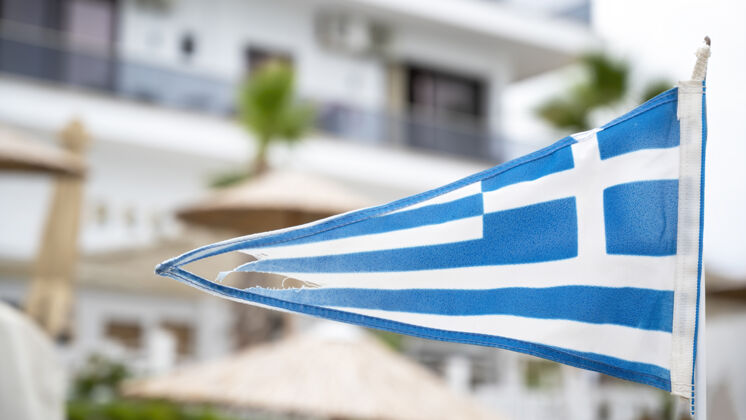 欧洲希腊的三角旗和建筑物国家蓝色阳光