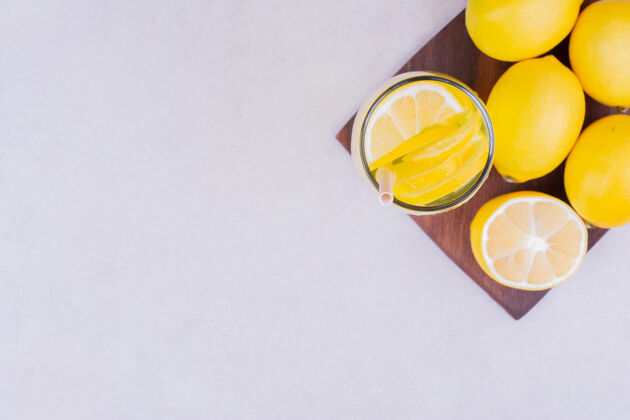 水果黄色柠檬配一杯柠檬水异国情调酸味产品