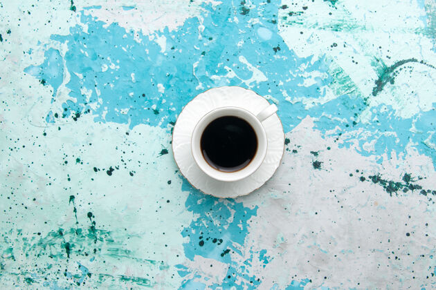 光顶视图一杯热咖啡和浓咖啡浅蓝色背景喝咖啡可可睡眠彩色照片杯子背景咖啡
