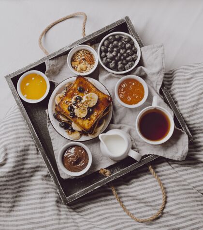 床早餐烤面包的顶视图 香蕉和蓝莓酱汁巧克力水果