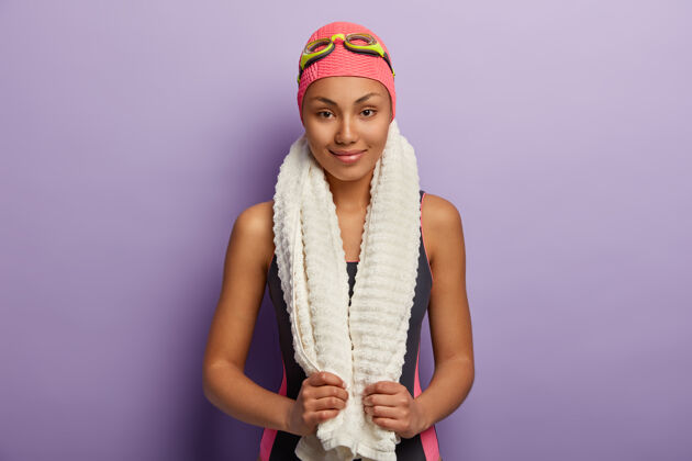 水平满意的职业女游泳运动员横拍脖子上有白毛巾 参加运动节运动浴衣度假村