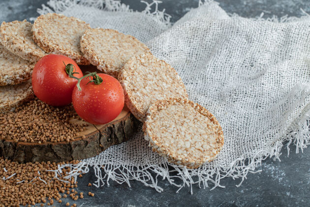 新鲜脆面包 西红柿和生荞麦放在木片上脆的脆的面包脆的