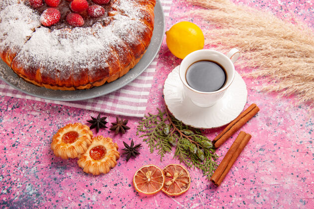 蛋糕顶视图一杯茶 配饼干柠檬肉桂和蛋糕粉红桌上饼干饼干糖甜蛋糕柠檬顶部蛋糕