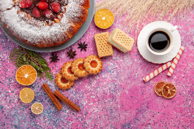 灯光俯瞰美味草莓蛋糕配饼干茶和华夫饼浅粉色背景蛋糕烘焙甜甜饼干饼干派饼干餐草莓