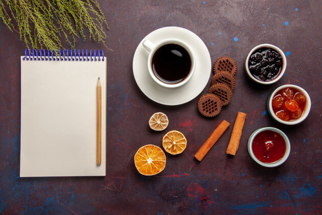 水果俯瞰一杯咖啡 背景是巧克力饼干和果酱 背景是甜甜的水果饼干饼干甜甜的饼干巧克力背景